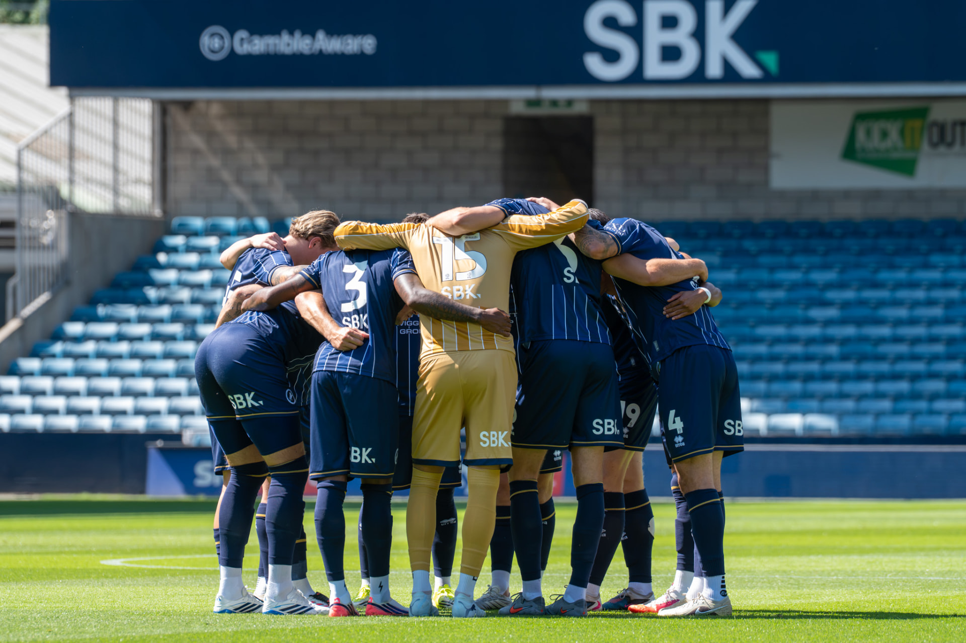 Millwall players in a huddle before kick-off