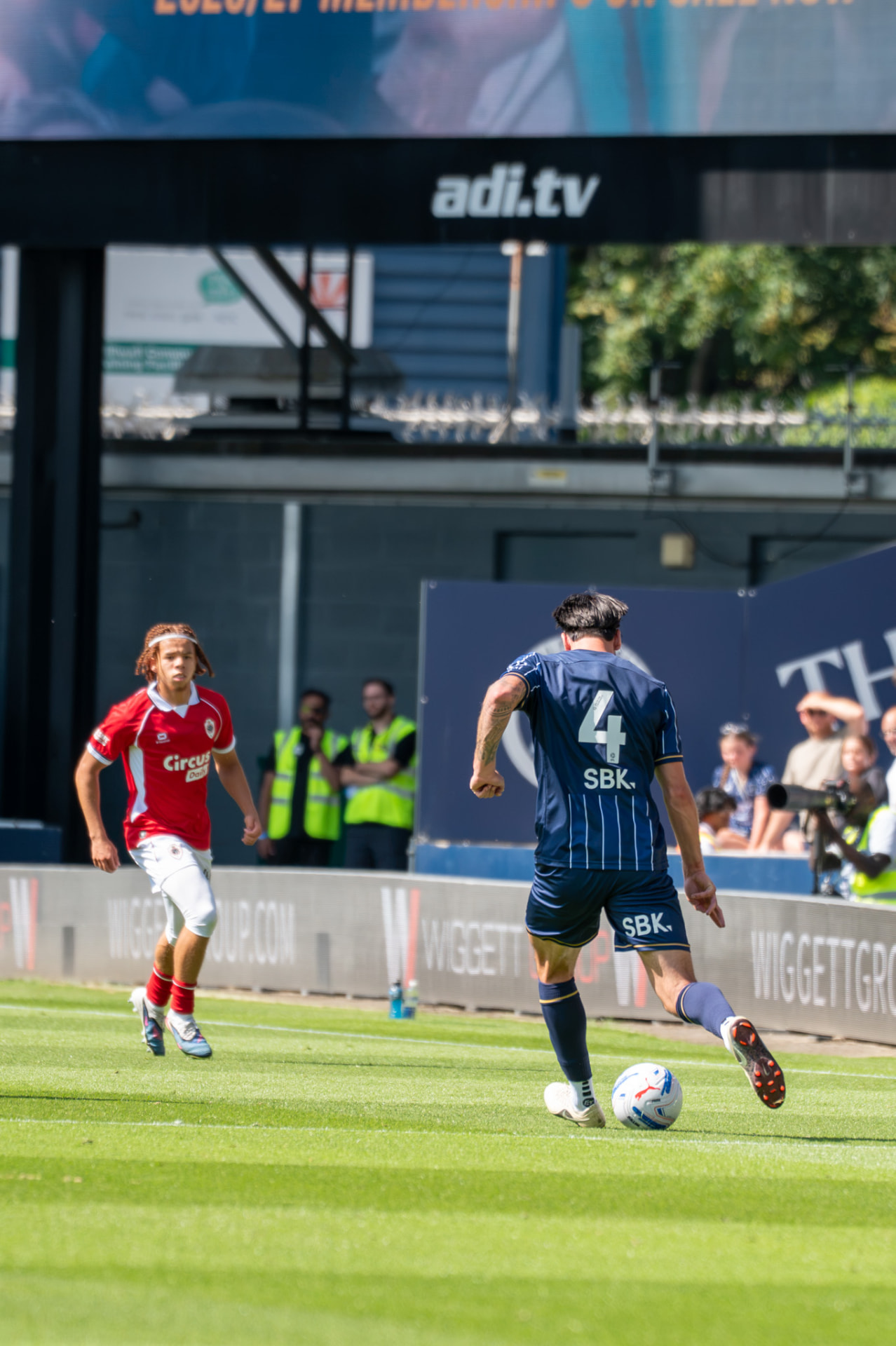 Millwall number 4 driving down the touchline