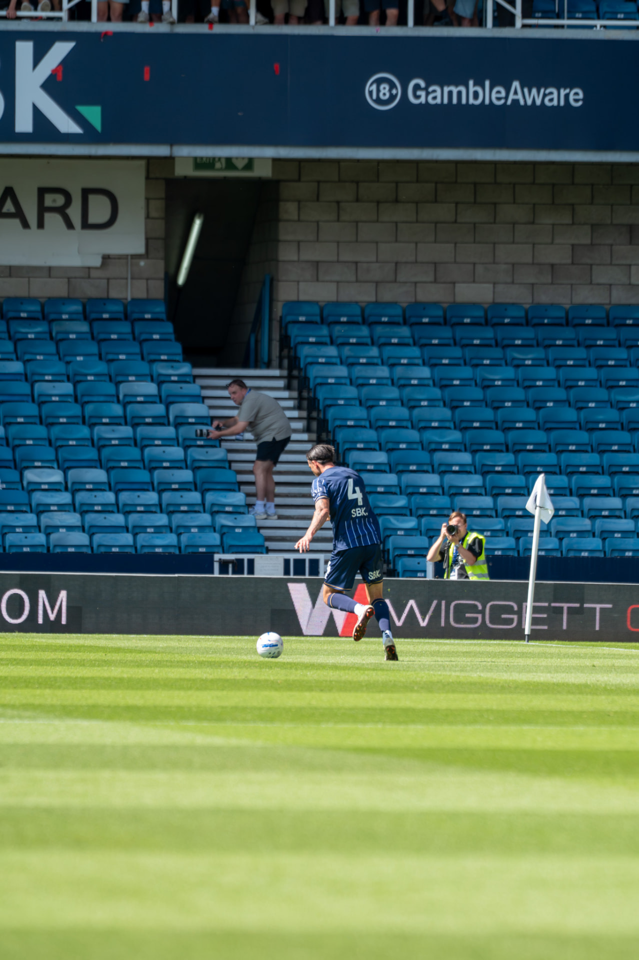 Player running up to take a corner at The Den